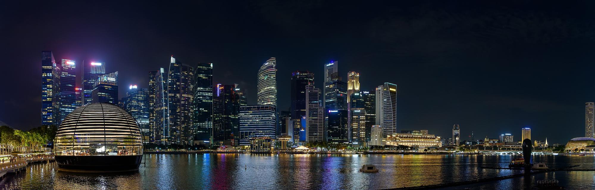 La bahía de Singapur de noche vista desde Marina Bay Sands, con el distrito financiero iluminado